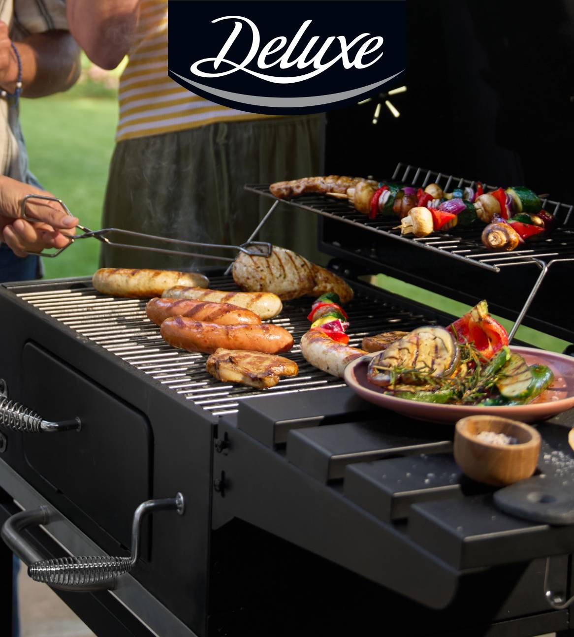 Deluxe grill med pølser, kylling og grøntsager.
