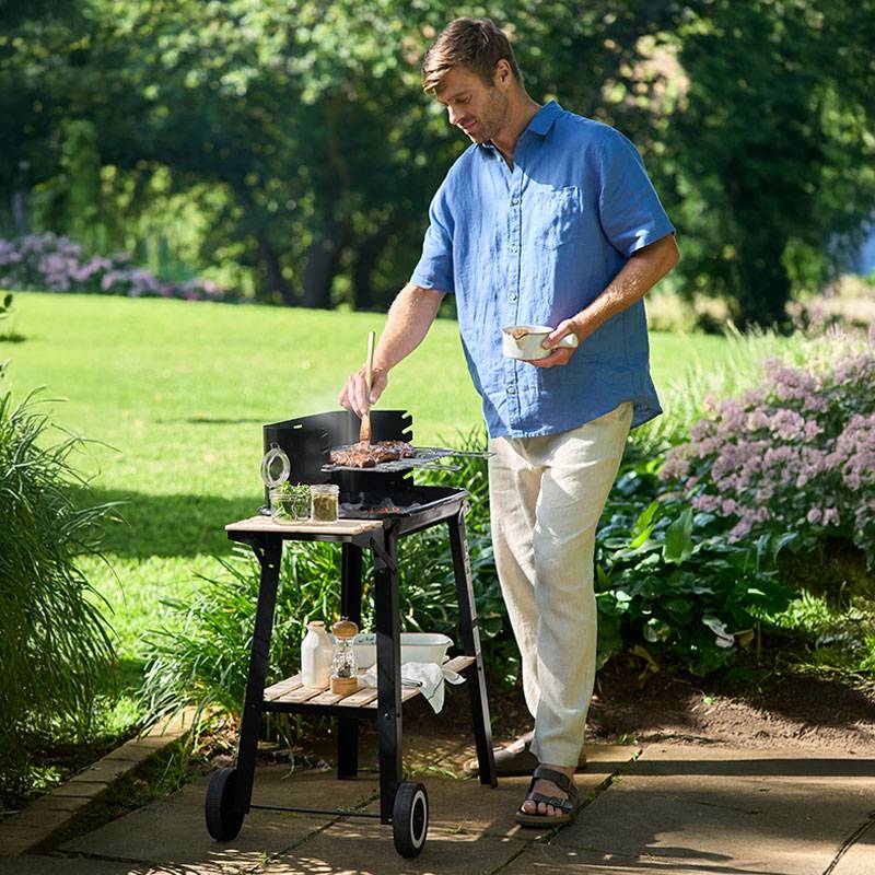 Grillning af bøf på en havegrill.