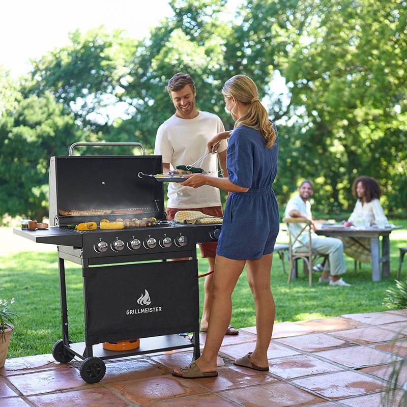 GrillMeister grill med 6 brændere, udendørs.
