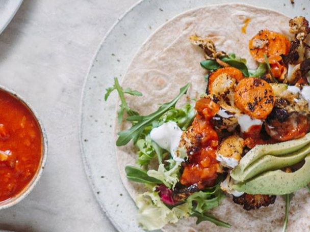 Vegetar tortillas med bagte grøntsager