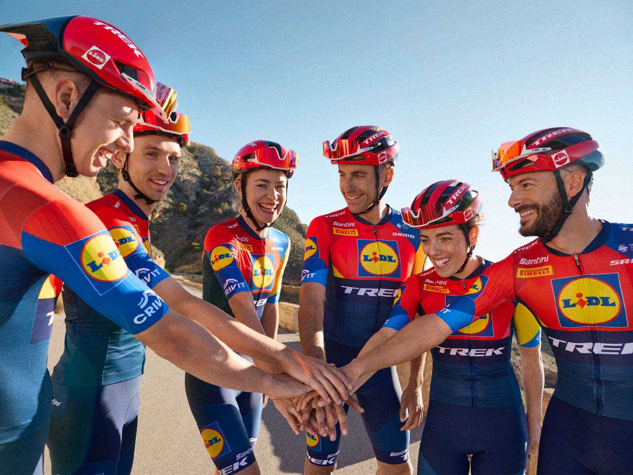 Lidl-Treks cykelhold i deres røde og blå uniformer.